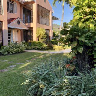 FOR RENT: BEAUTIFUL FURNISHED & EQUIPPED GARDEN GROUND FLOOR APARTMENT IN BAYSHORE!!