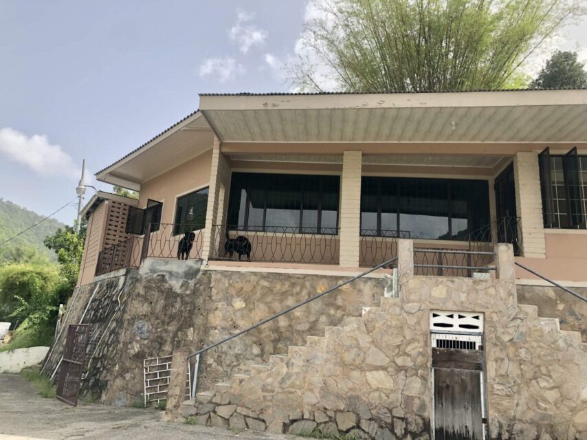 📍This lovely “fixer upper” property situated on 13,700 sq ft of FREEHOLD land is in need of a just a little ❤️  to be transformed into a beautiful home in a great location with spectacular views nestled in the Maraval valley! 🤩
