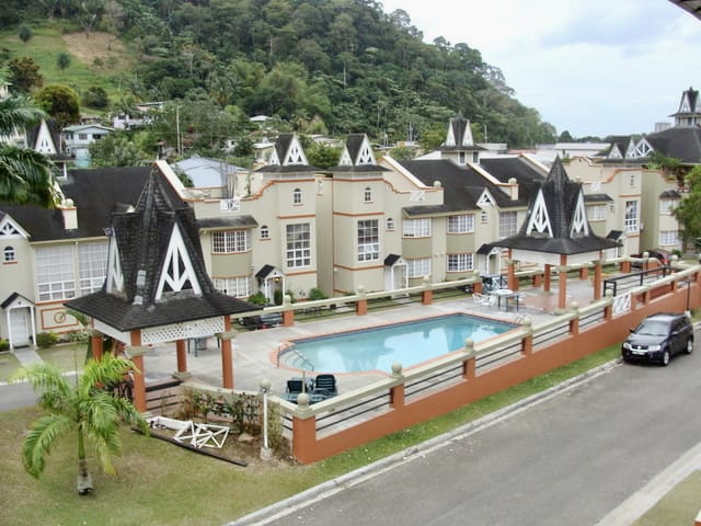 3 BEDROOM, 2 BATHROOM UPGRADED,FULLY FURNISHED APARTMENT LOCATED IN THE GREENS, MARAVAL