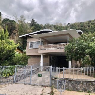 📍This “fixer upper” home is situated in the foothills of the Diego Martin valley, in a quiet and peaceful cul-de-sac in a desirable neighbourhood with scenic mountain views called Semper Gardens.