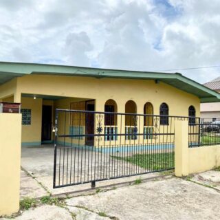 📍3 bedroom single storey Home 🏡 for SALE in Royal Park, off Chin Chin Road, Cunupia🤩. This home is located in a quiet residential area!