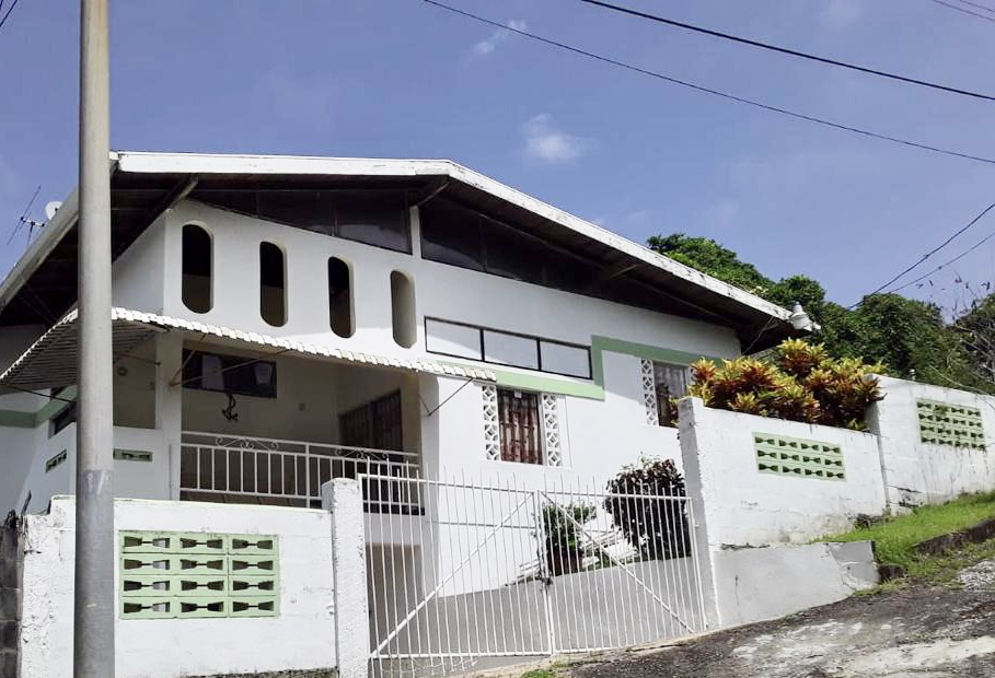 📍 Split level Home for Sale situated at Galera Park Development walking distance to Beach and all Amenities 🏝️