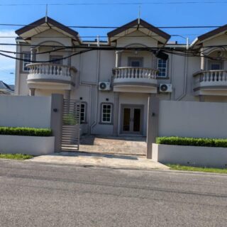 Townhouse for rent in La Romain