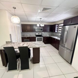 📍 Brentwood Court, Chaguanas Discover this lovely townhouse in the secure, gated, and guarded community of Brentwood Court.