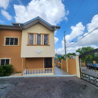 4 Bedroom Pet Friendly Townhouse with Reserved Parking for 3 , San Fernando