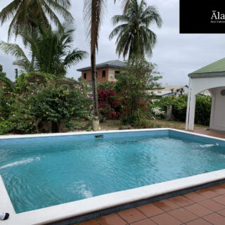 House with pool for SALE in Kelly Village